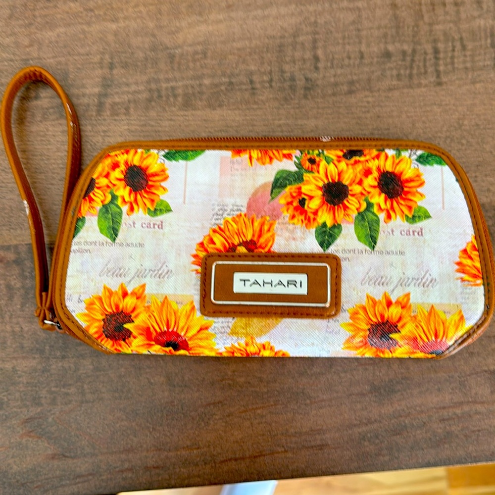 Tahari wallet